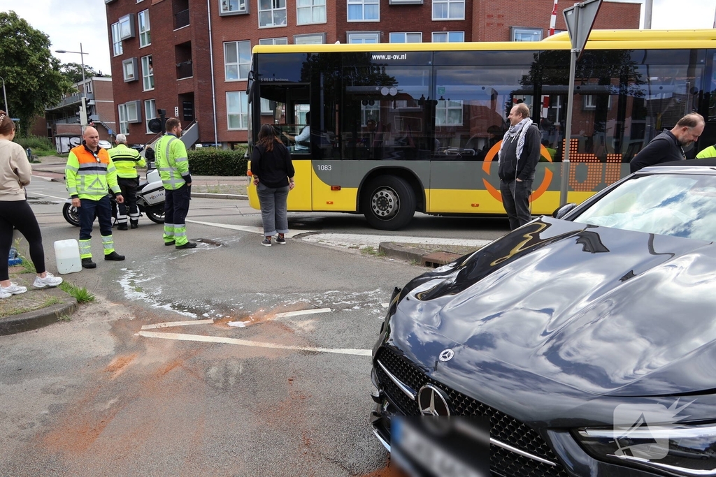 Botsing tussen twee auto's leidt tot verkeershinder
