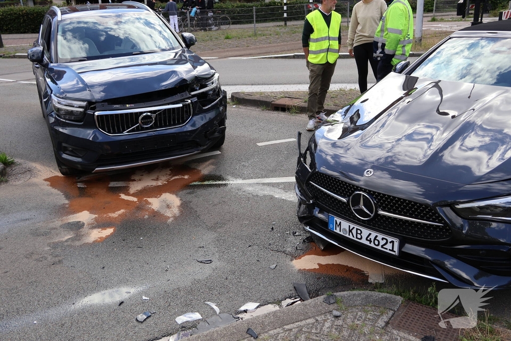 Botsing tussen twee auto's leidt tot verkeershinder