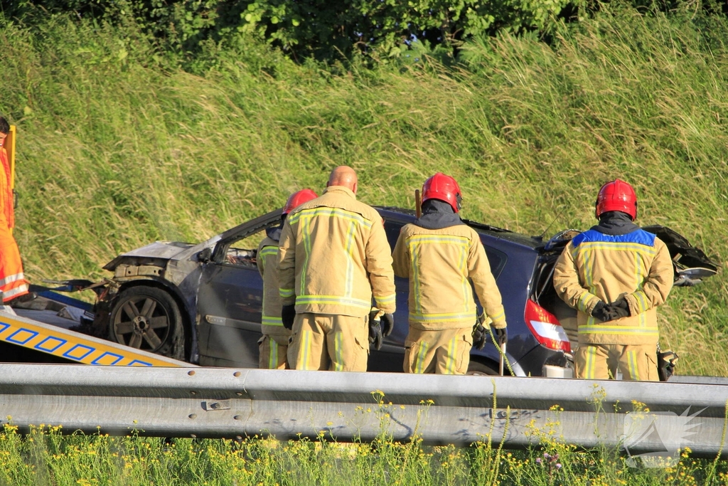 Auto volledig uitgebrand op snelweg