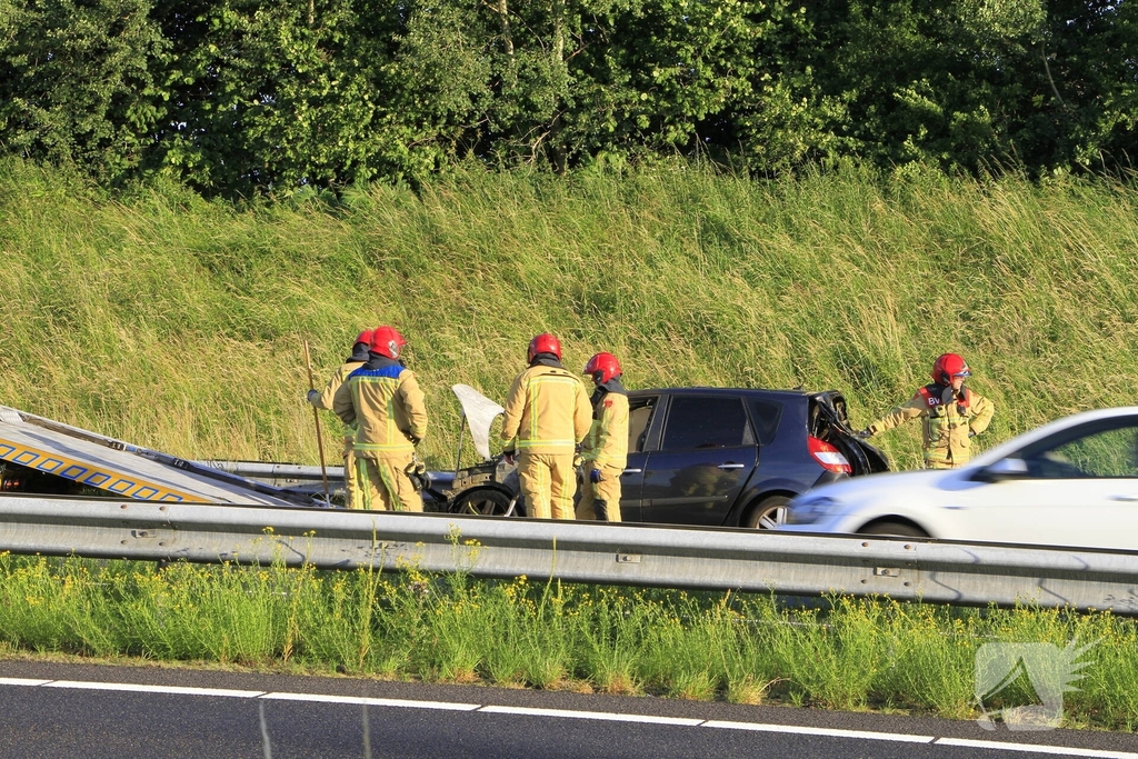 Auto volledig uitgebrand op snelweg