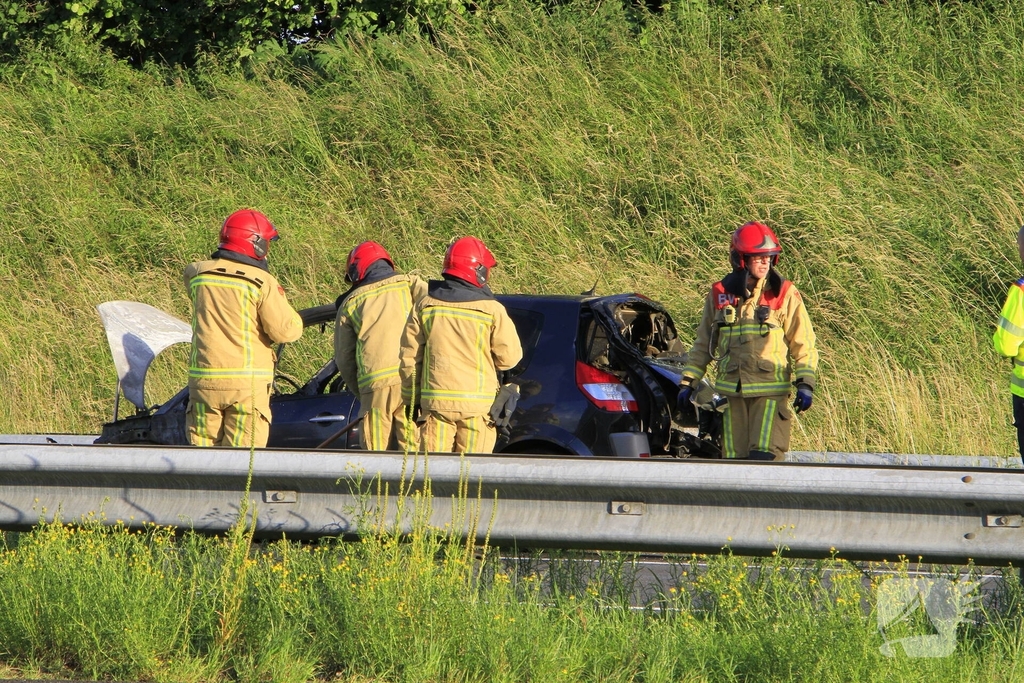 Auto volledig uitgebrand op snelweg