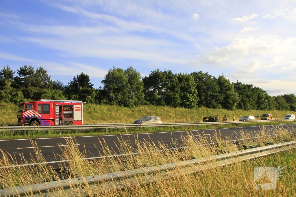 Auto volledig uitgebrand op snelweg