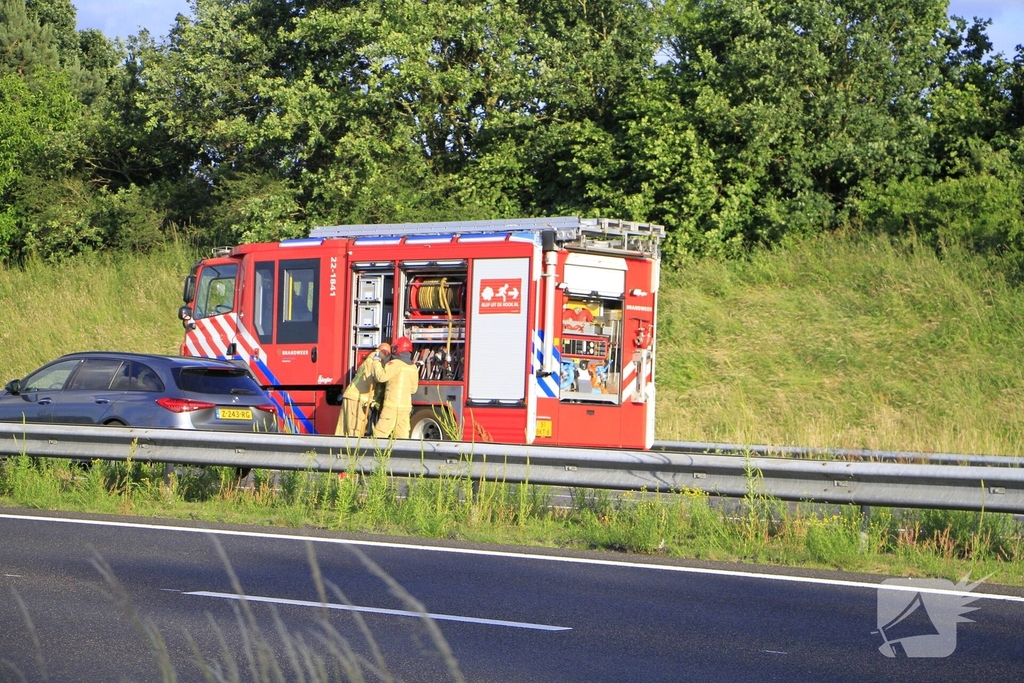 Auto volledig uitgebrand op snelweg