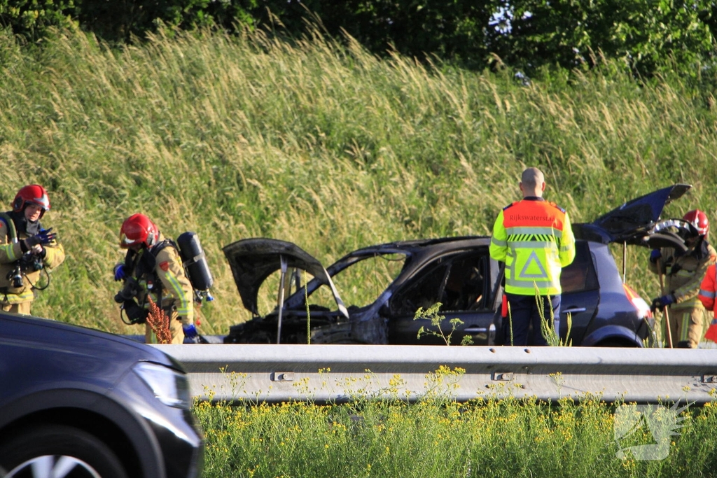 Auto volledig uitgebrand op snelweg