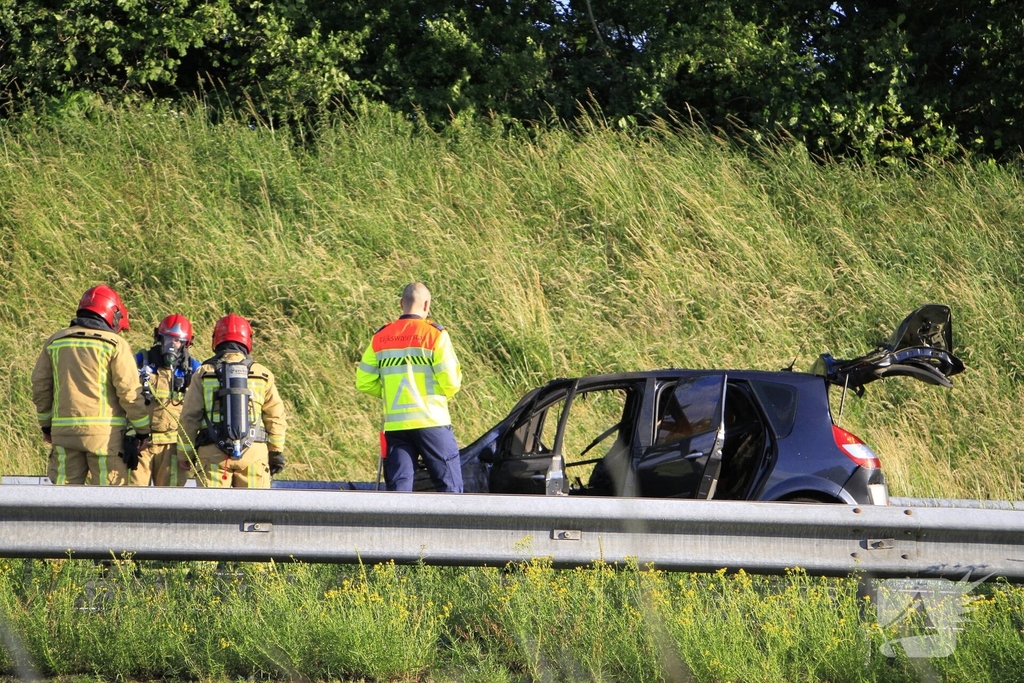 Auto volledig uitgebrand op snelweg