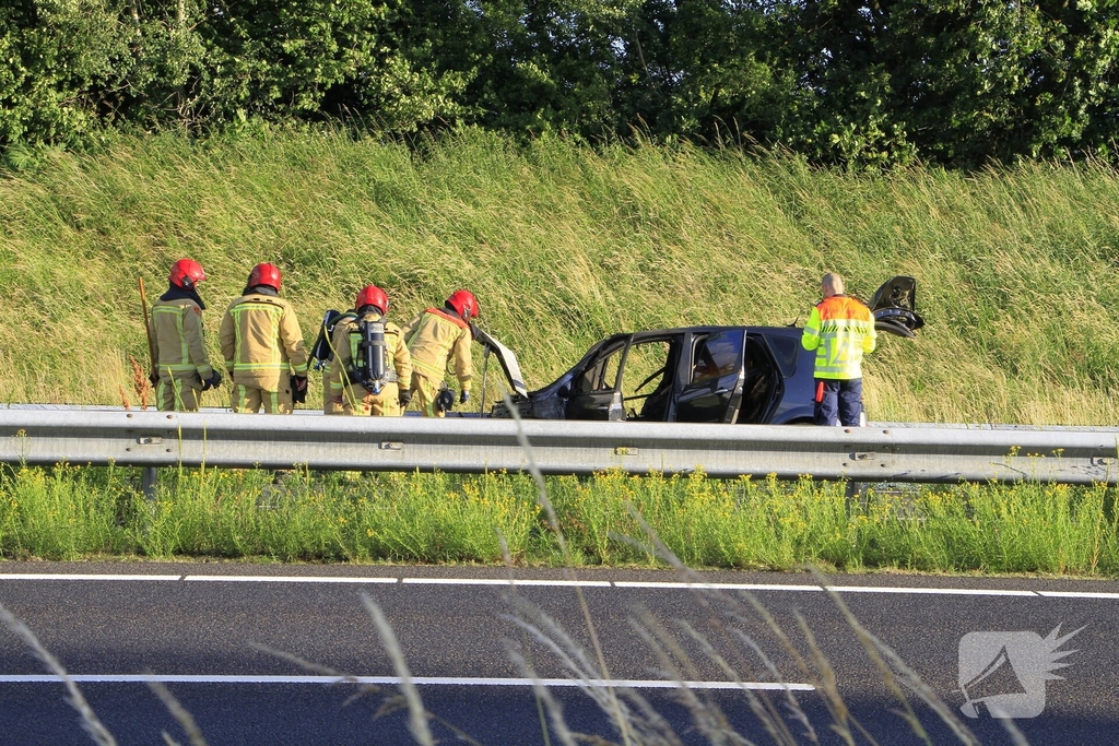 Auto volledig uitgebrand op snelweg