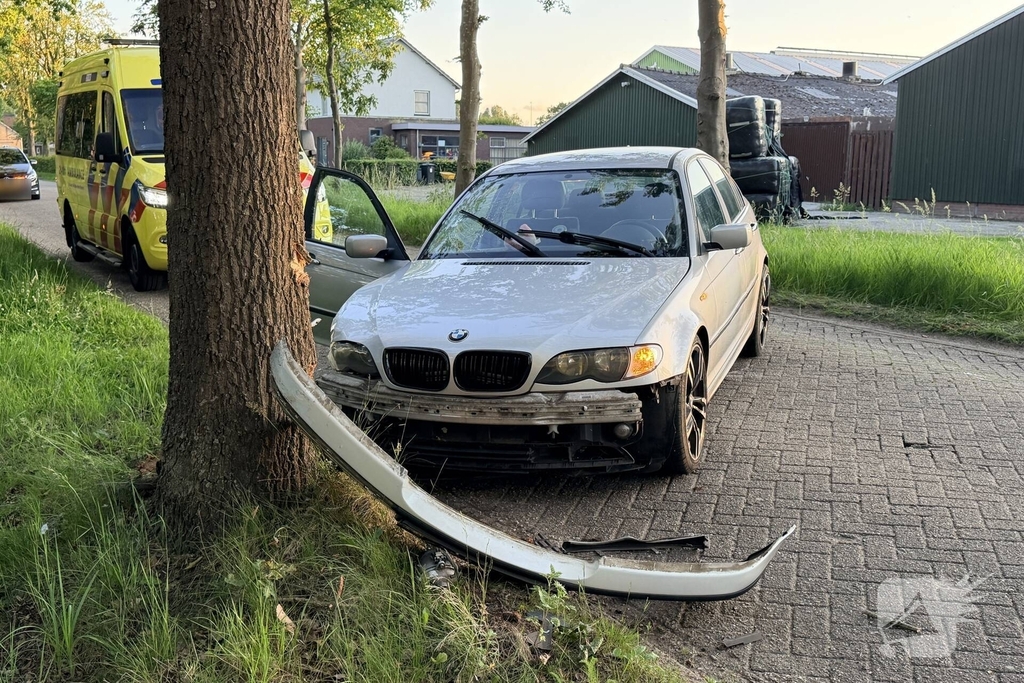Auto botst op boom, één gewonde