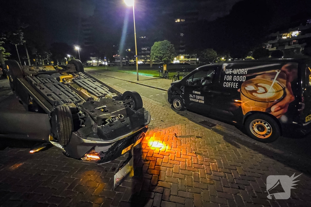 Aanhouding na botsing, auto op op zijn kop