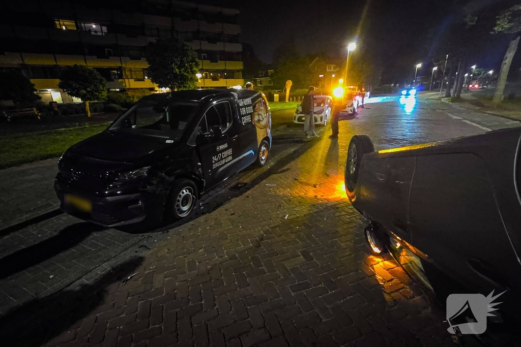 Aanhouding na botsing, auto op op zijn kop
