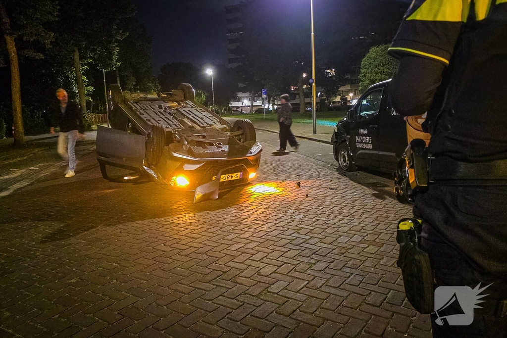 Aanhouding na botsing, auto op op zijn kop