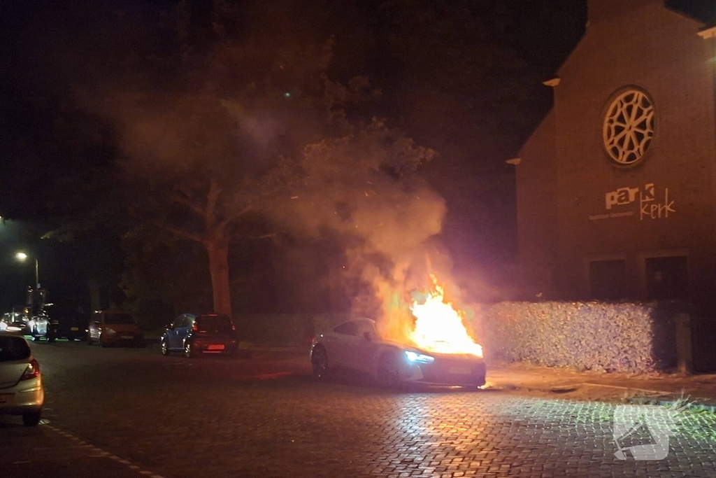 Hulpdiensten snel ter plaatse bij autobrand