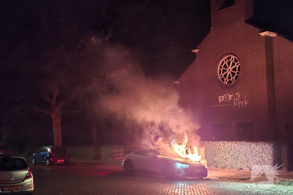Hulpdiensten snel ter plaatse bij autobrand