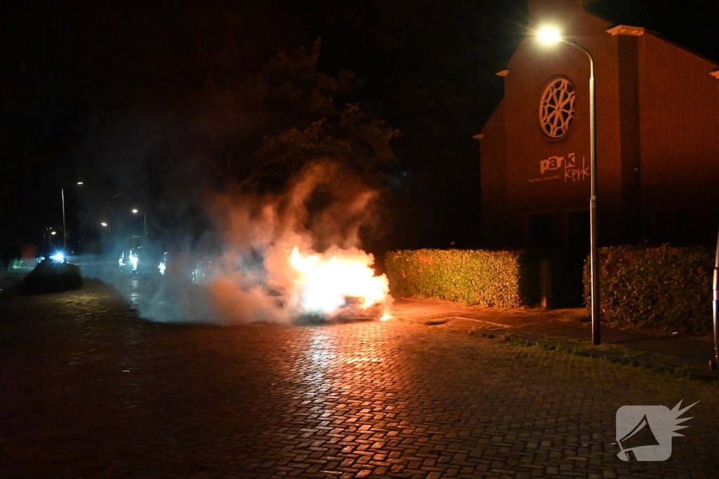Hulpdiensten snel ter plaatse bij autobrand