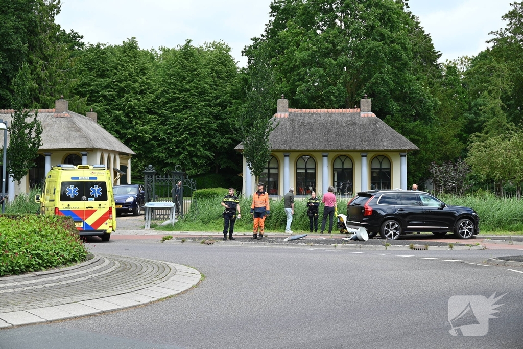 Automobilist verliest controle en botst tegen lantaarnpaal