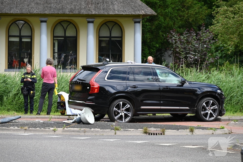 Automobilist verliest controle en botst tegen lantaarnpaal