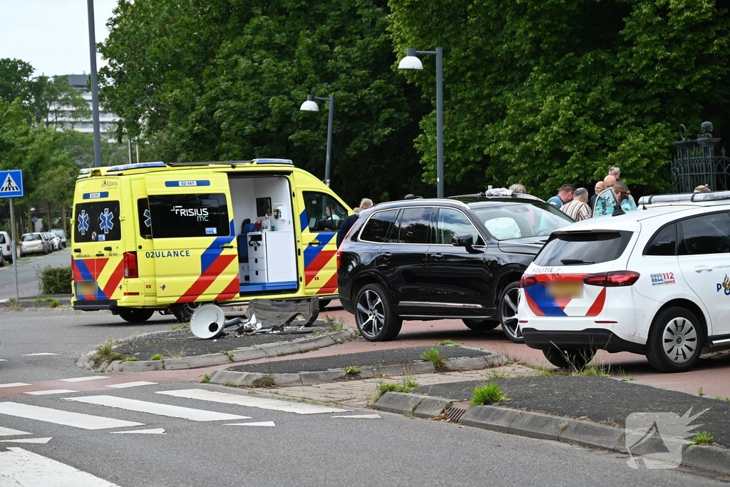 Automobilist verliest controle en botst tegen lantaarnpaal