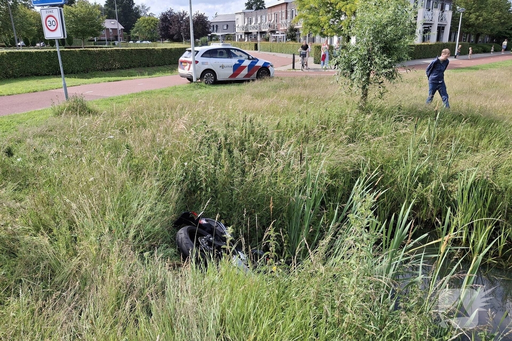 Motorrijder vliegt uit de bocht