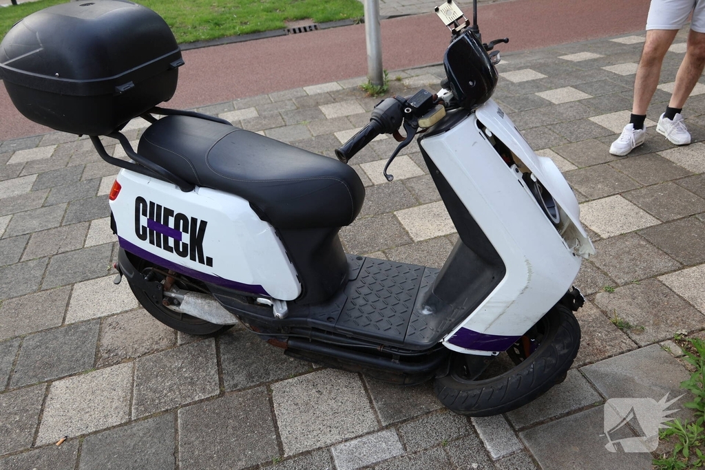 Deelscooter zwaar beschadigd na aanrijding