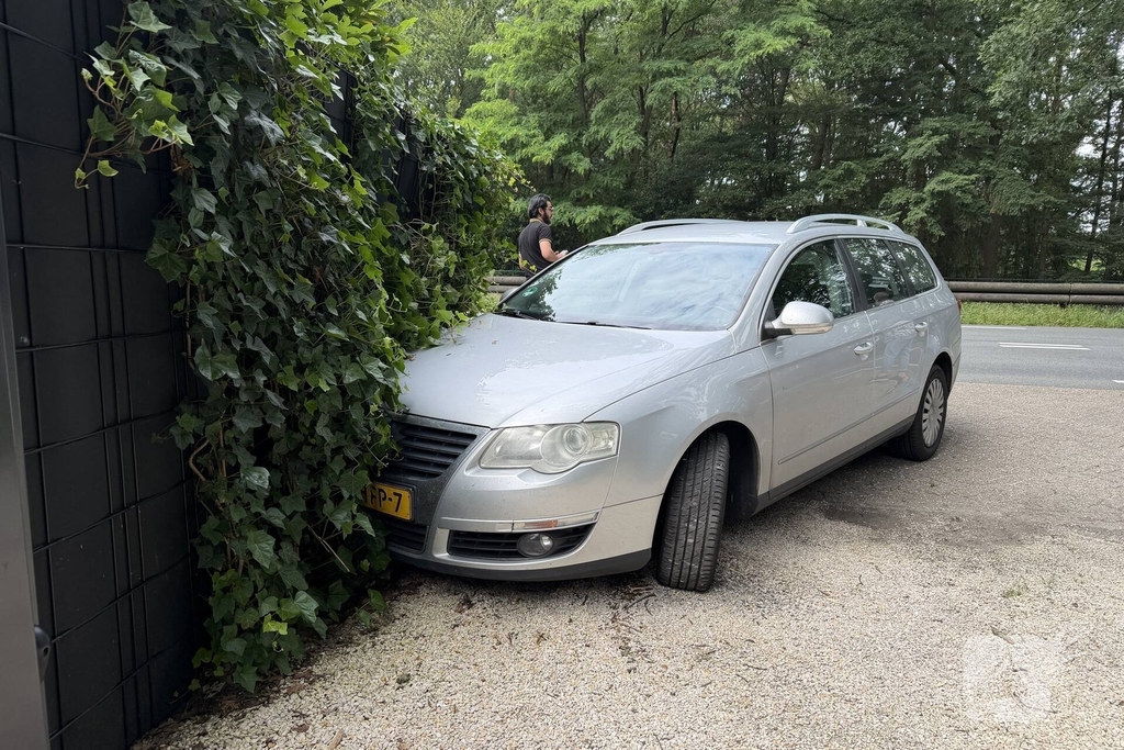 Auto botst tegen hekwerk na ongeval