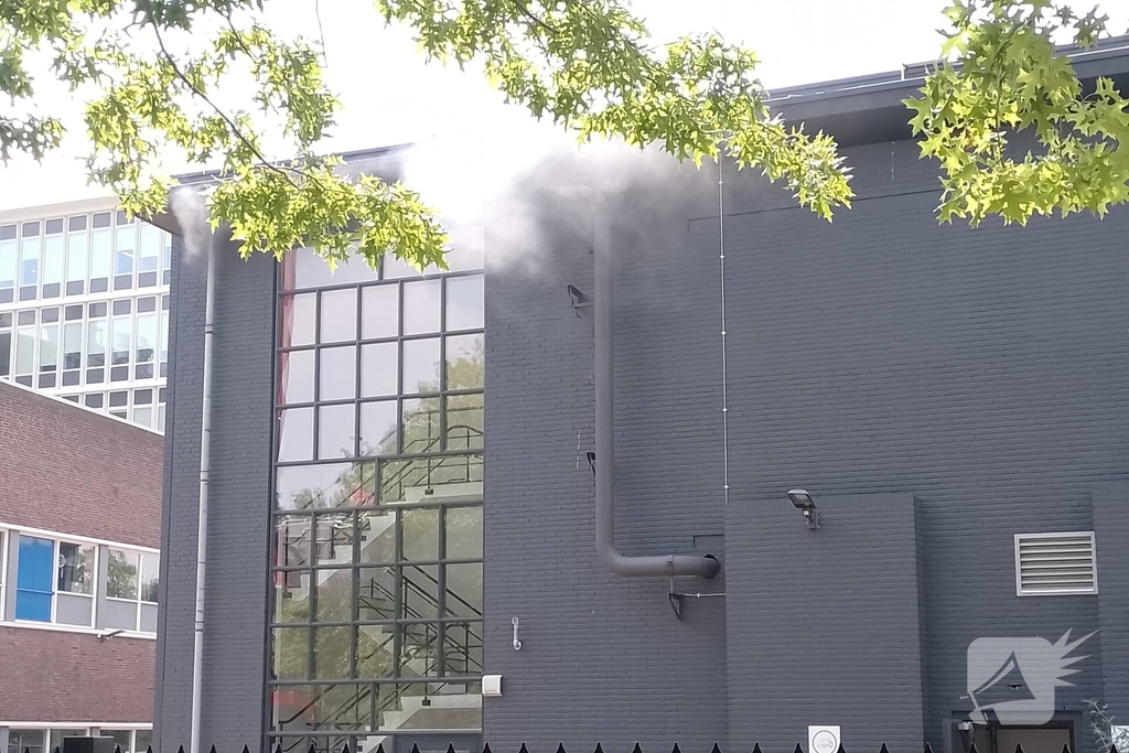 Brandweer in actie bij rook uit schoorsteen