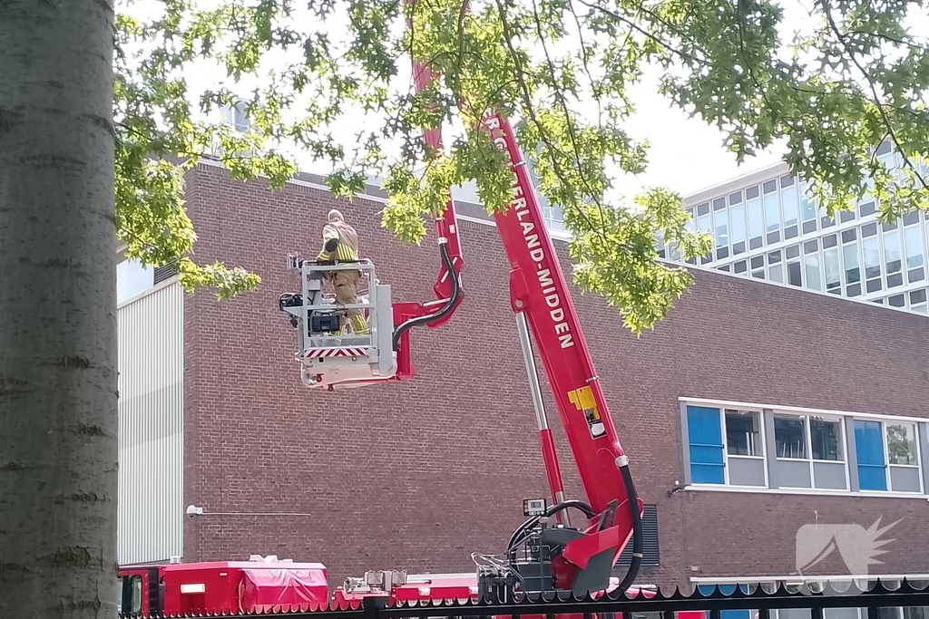 Brandweer in actie bij rook uit schoorsteen