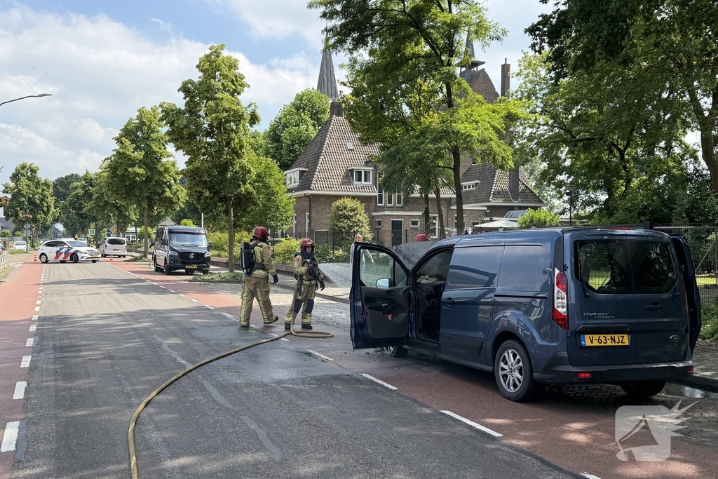 Voertuigbrand in bestelbusje onder controle