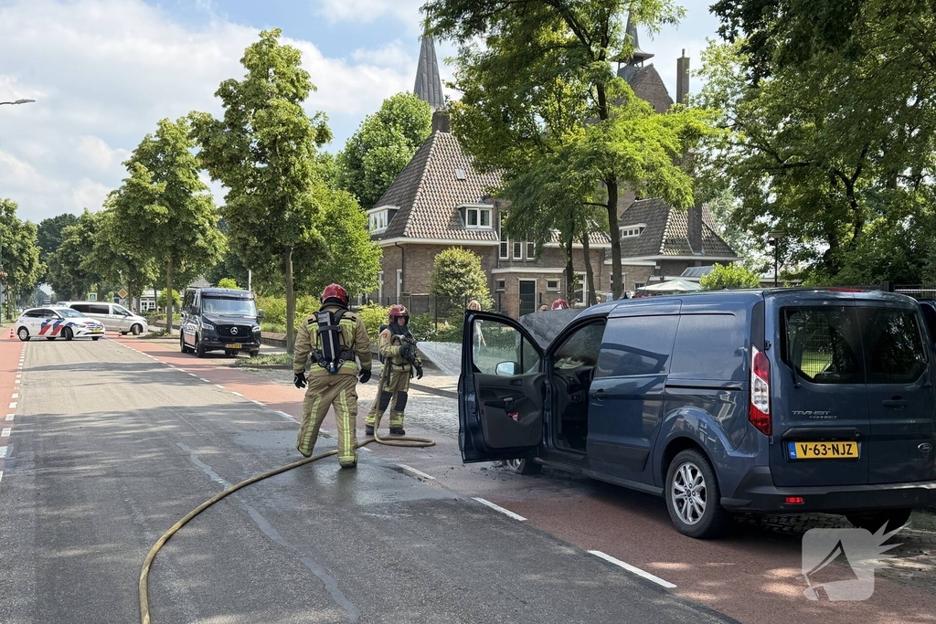 Voertuigbrand in bestelbusje onder controle