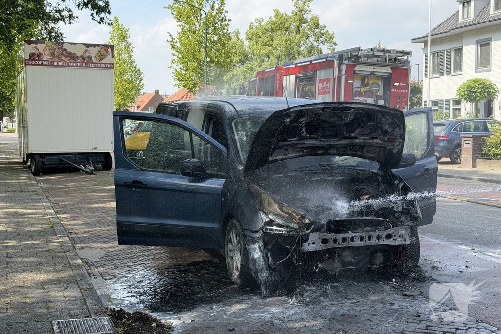 Voertuigbrand in bestelbusje onder controle