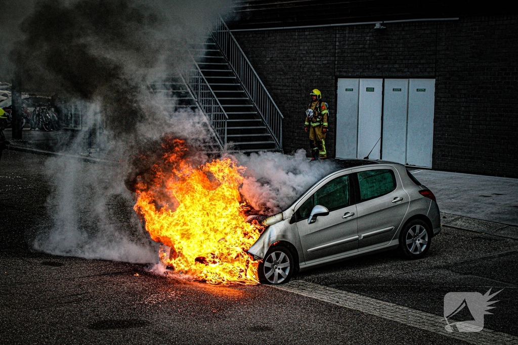 Brand in auto zorgt voor flinke rookontwikkeling