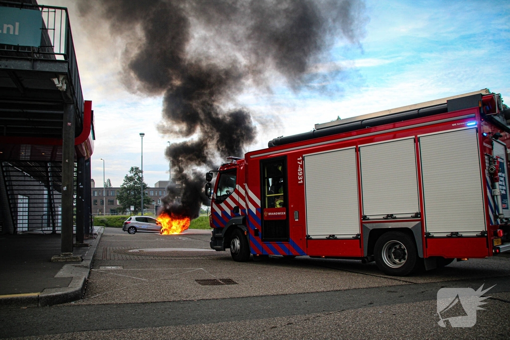 Brand in auto zorgt voor flinke rookontwikkeling