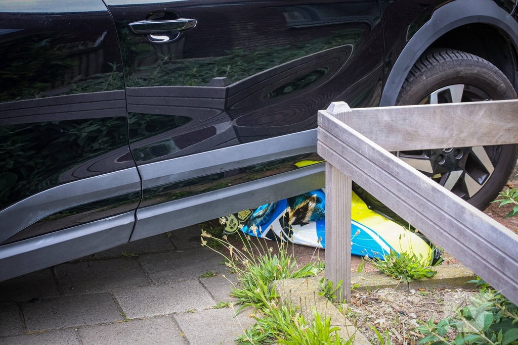 Automobilist botst tegen verkeersbord