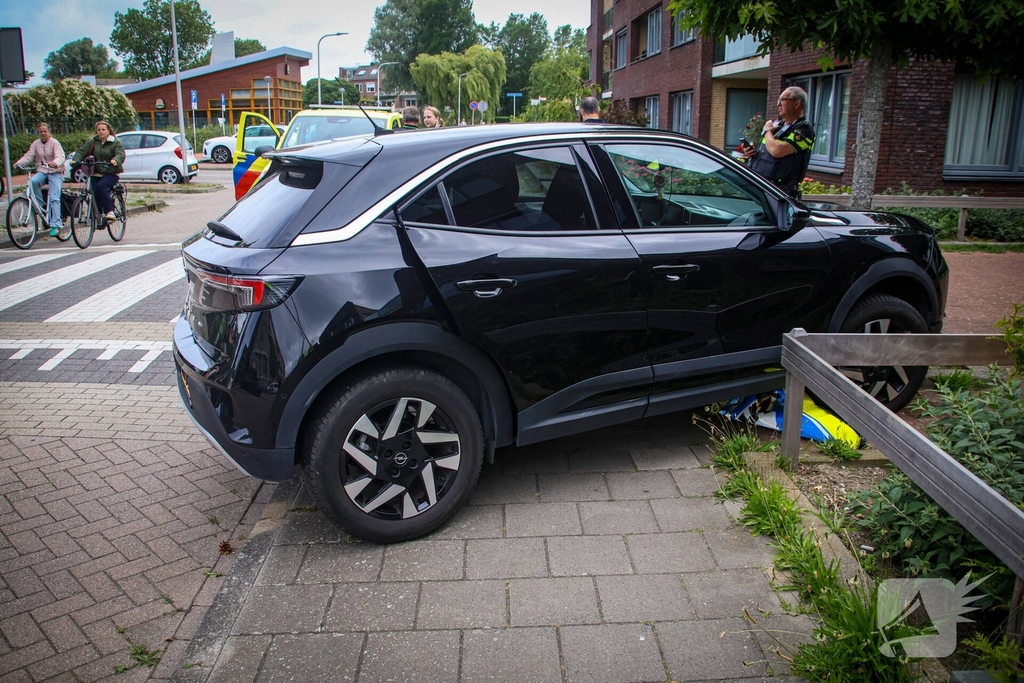 Automobilist botst tegen verkeersbord