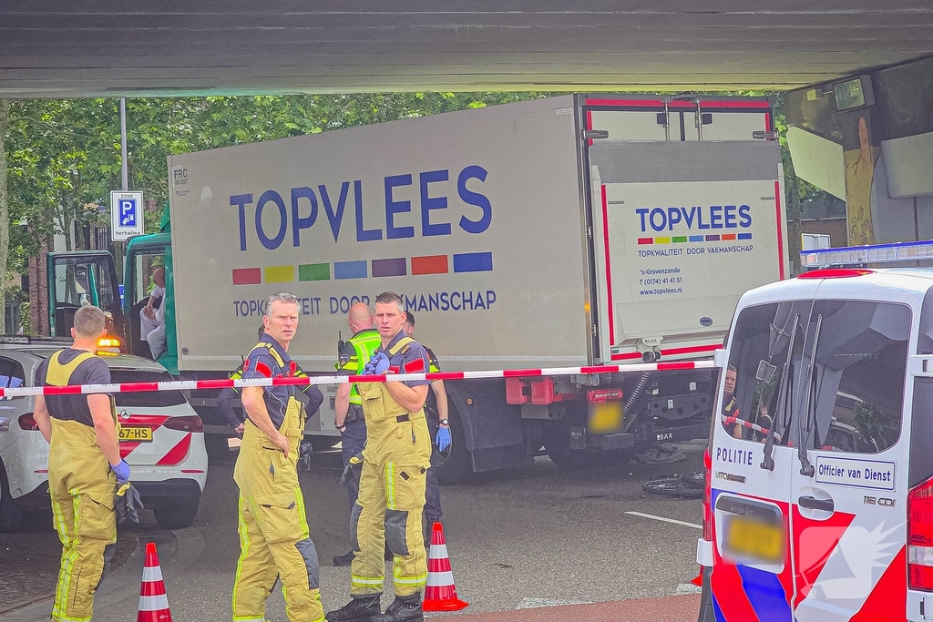 Fietser raakt zwaargewond bij aanrijding met vrachtwagen