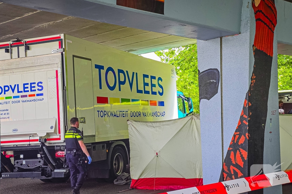 Fietser raakt zwaargewond bij aanrijding met vrachtwagen