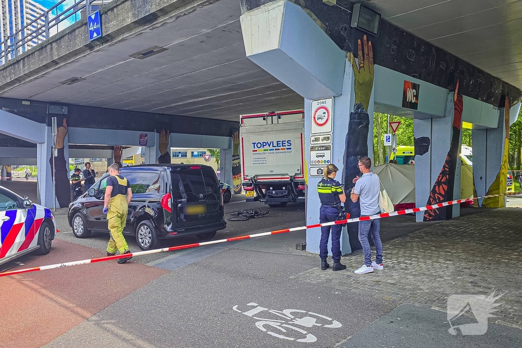 Fietser raakt zwaargewond bij aanrijding met vrachtwagen