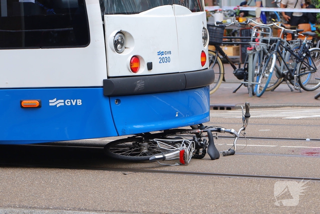 Fietser zwaargewond na aanrijding met tram