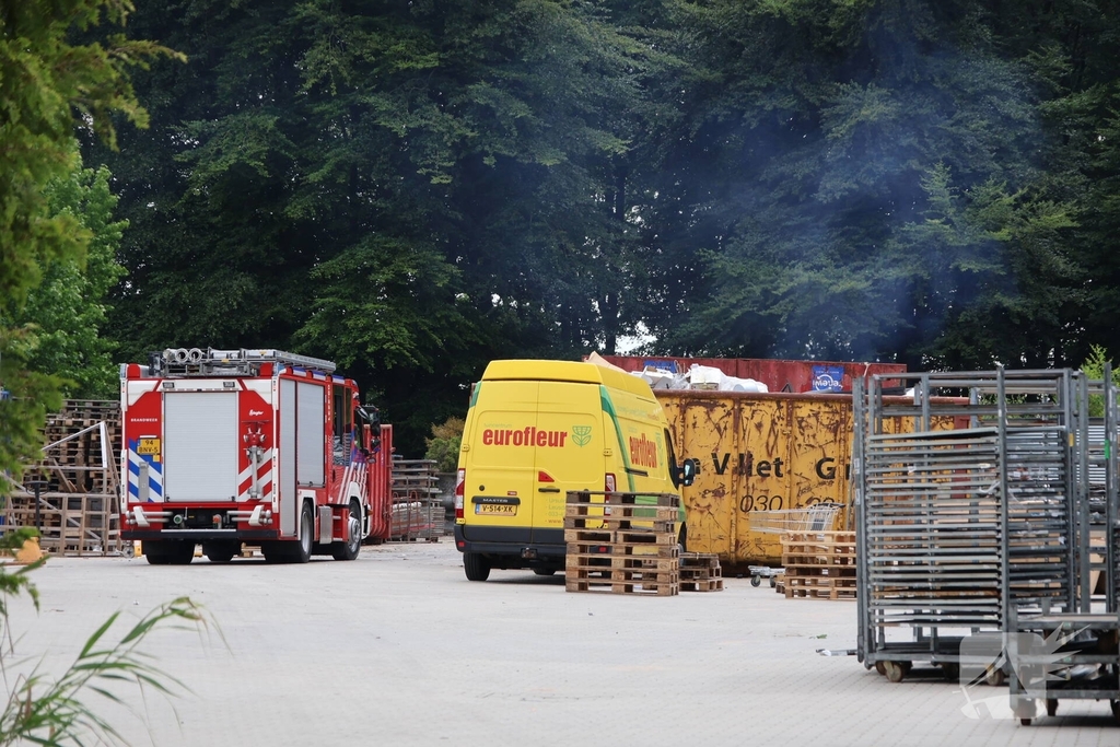 Brand in container bij tuincentrum