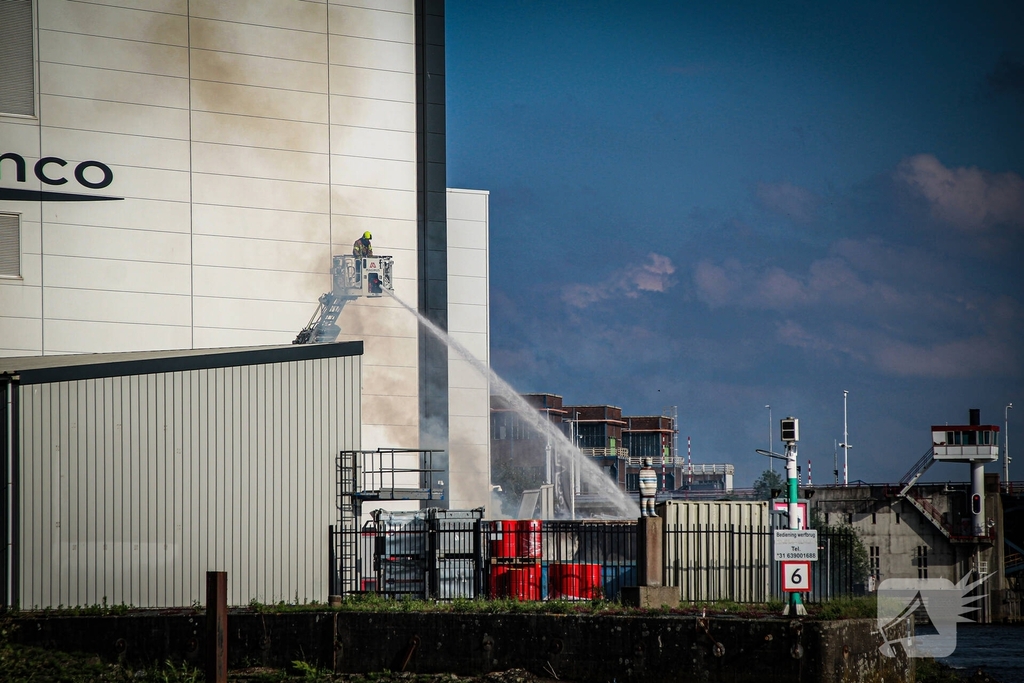Brand in zeecontainer zorgt voor grote inzet van brandweer