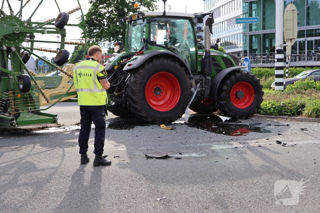 Verkeersongeval met bestelbus en trekker