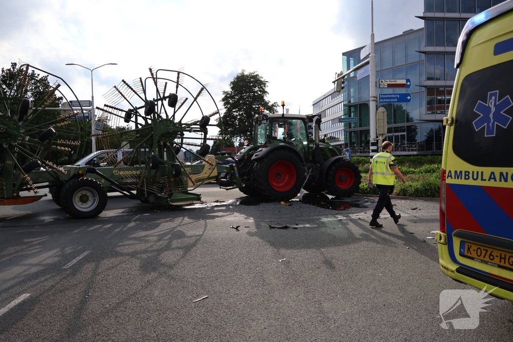 Verkeersongeval met bestelbus en trekker