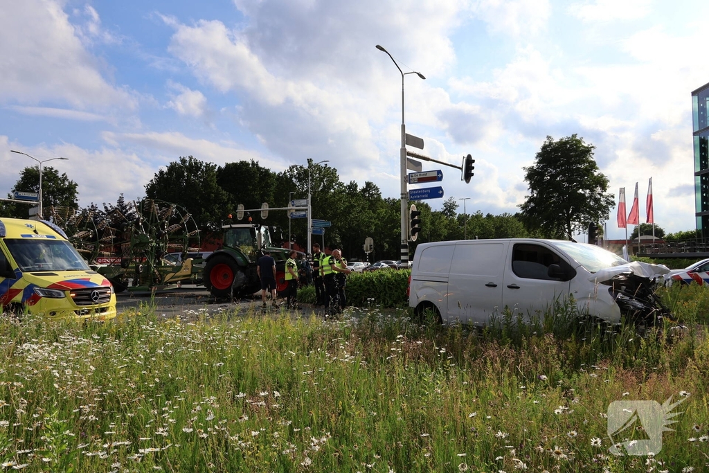 Verkeersongeval met bestelbus en trekker
