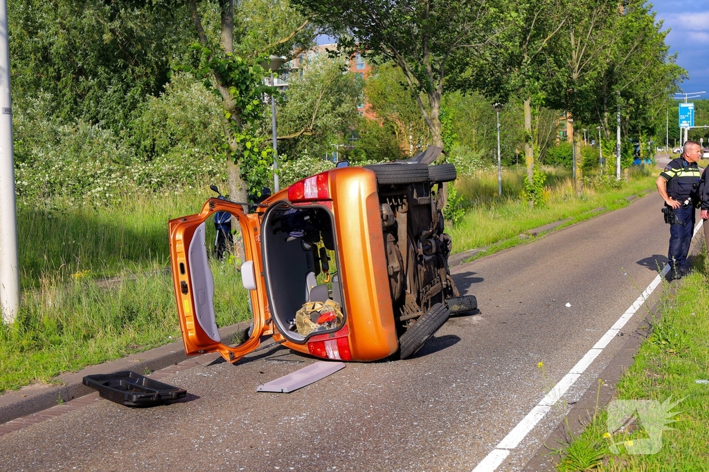 Auto kantelt na eenzijdig ongeval