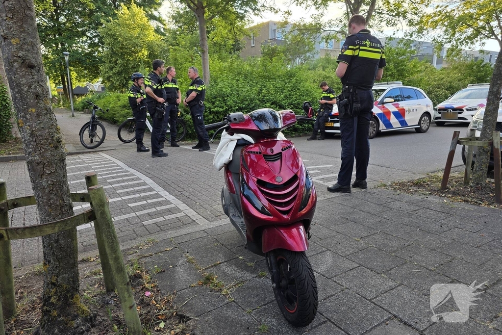 Politieagente gewond bij aanrijding met scooter