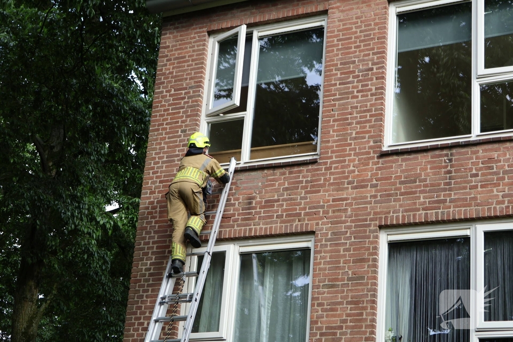 Bewoner buitengesloten met oven aan