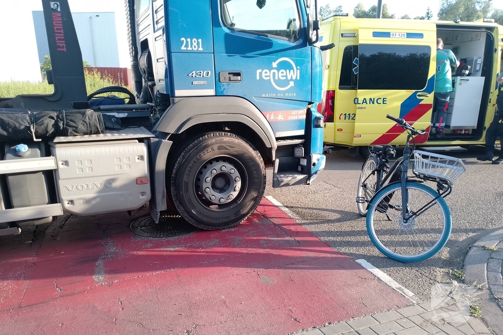 Fietser gewond bij aanrijding met vrachtwagen