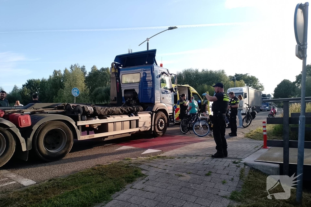 Fietser gewond bij aanrijding met vrachtwagen