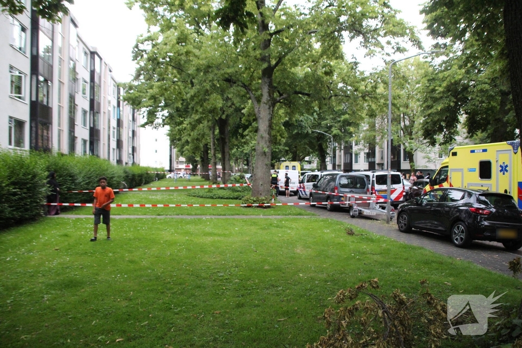 Kindje valt uit appartement en raakt gewond