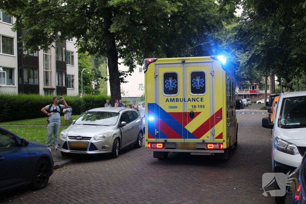 Kindje valt uit appartement en raakt gewond