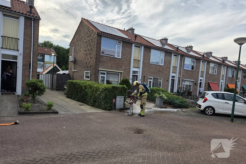Flinke rookontwikkeling bij containerbrand achter woning