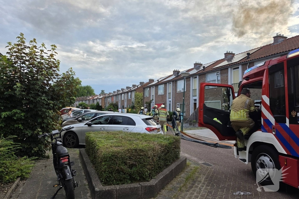 Flinke rookontwikkeling bij containerbrand achter woning